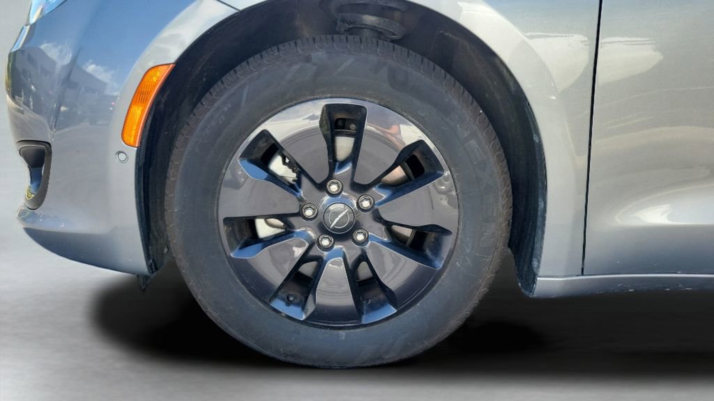 Used 2019 Chrysler Pacifica Limited w/ Advanced Safetytec Group FWD image 3