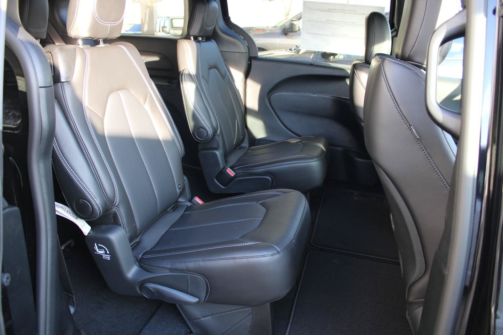 New 2026 Chrysler Pacifica Select w/ S Appearance Package FWD image 24