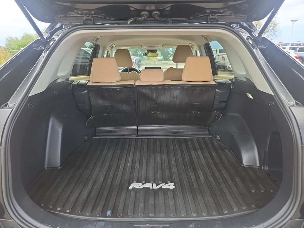 Used 2022 Toyota RAV4 LE AWD/4WD image 17