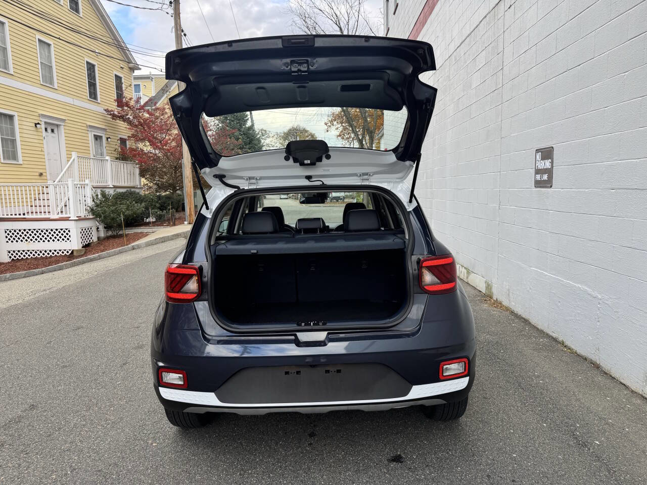 Used 2023 Hyundai Venue Limited w/ Cargo Package image 11