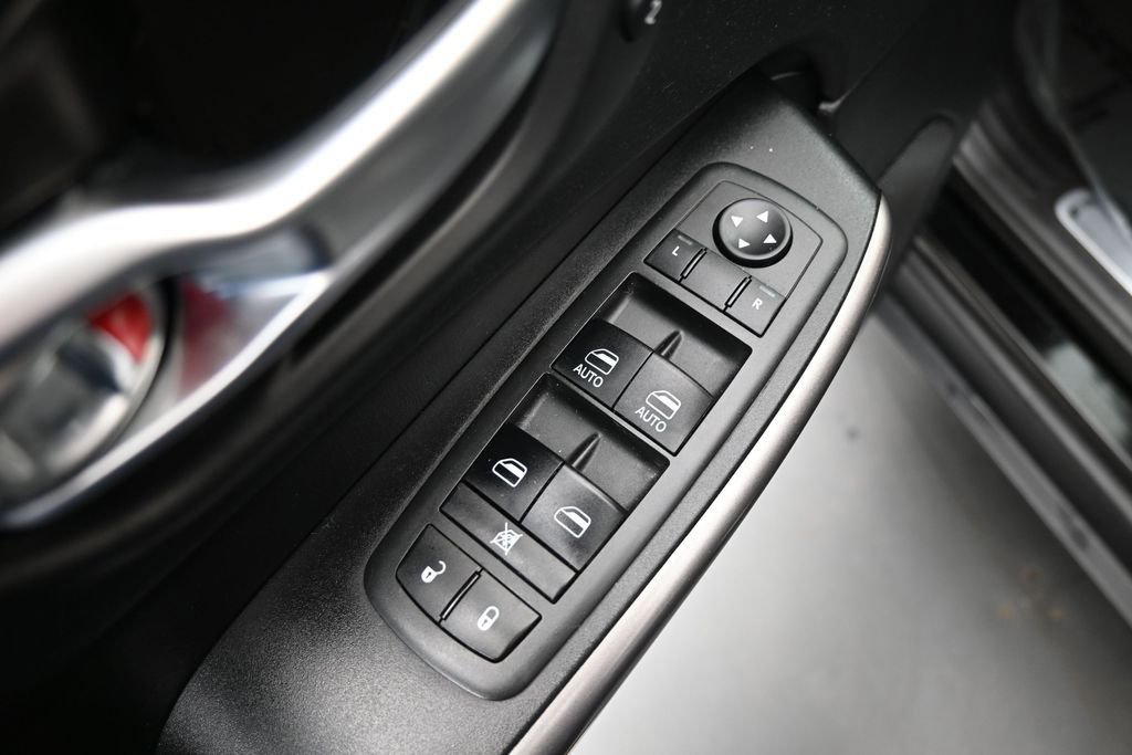 Used 2019 Jeep Cherokee Limited AWD/4WD image 12