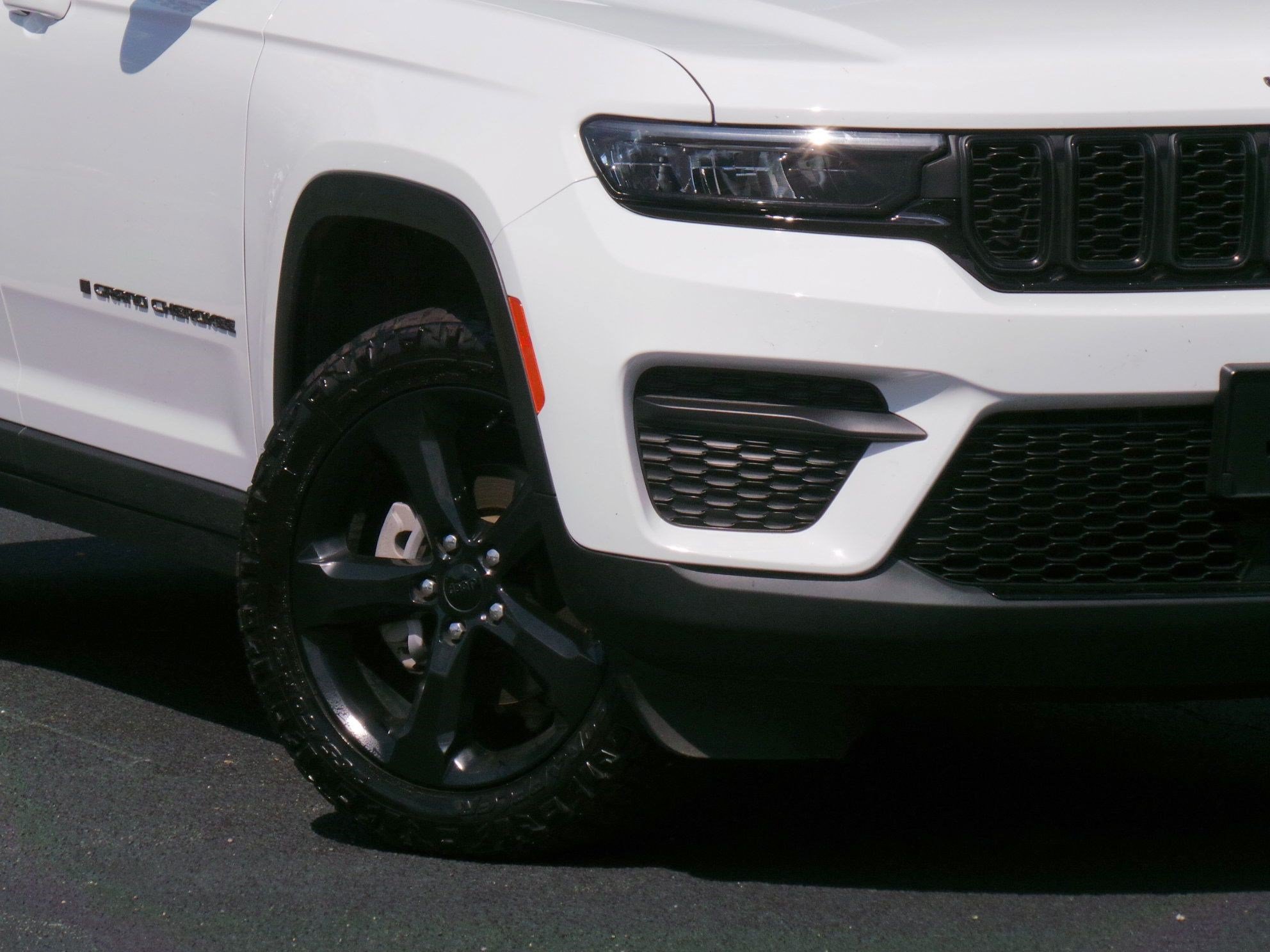 Used 2023 Jeep Grand Cherokee Altitude AWD/4WD image 18