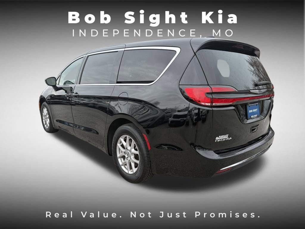 Used 2025 Chrysler Pacifica Select FWD image 9