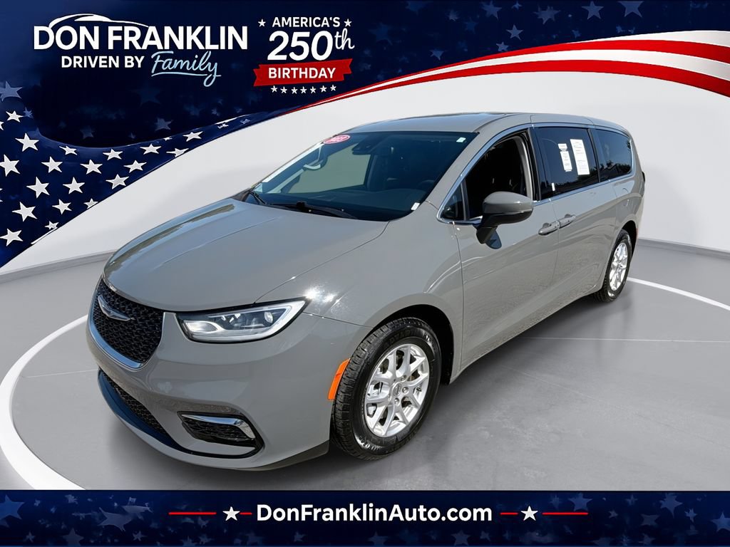 Used 2023 Chrysler Pacifica Touring-L FWD image 1