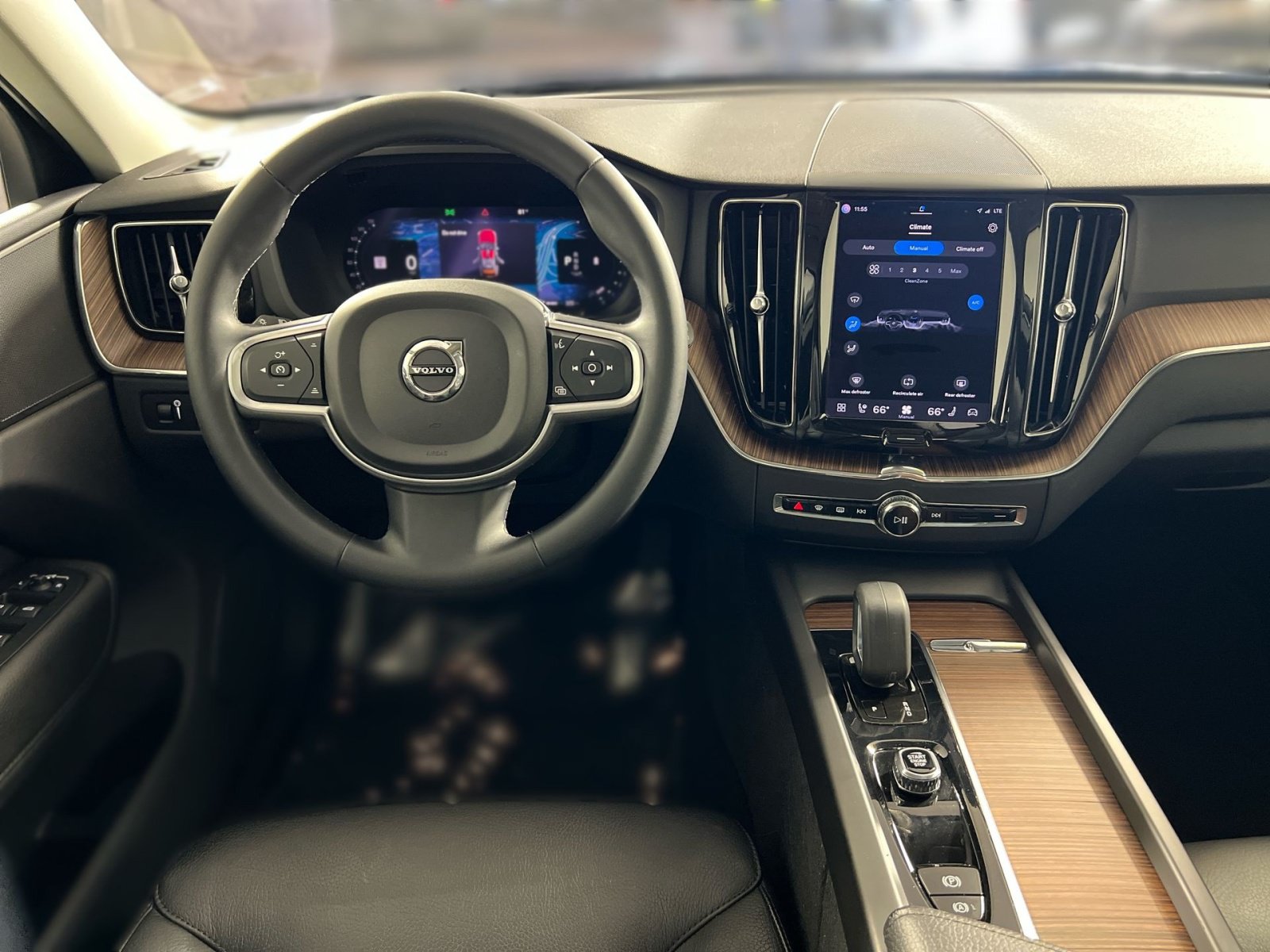 Used 2022 Volvo XC60 B5 Momentum w/ Climate Package FWD image 24