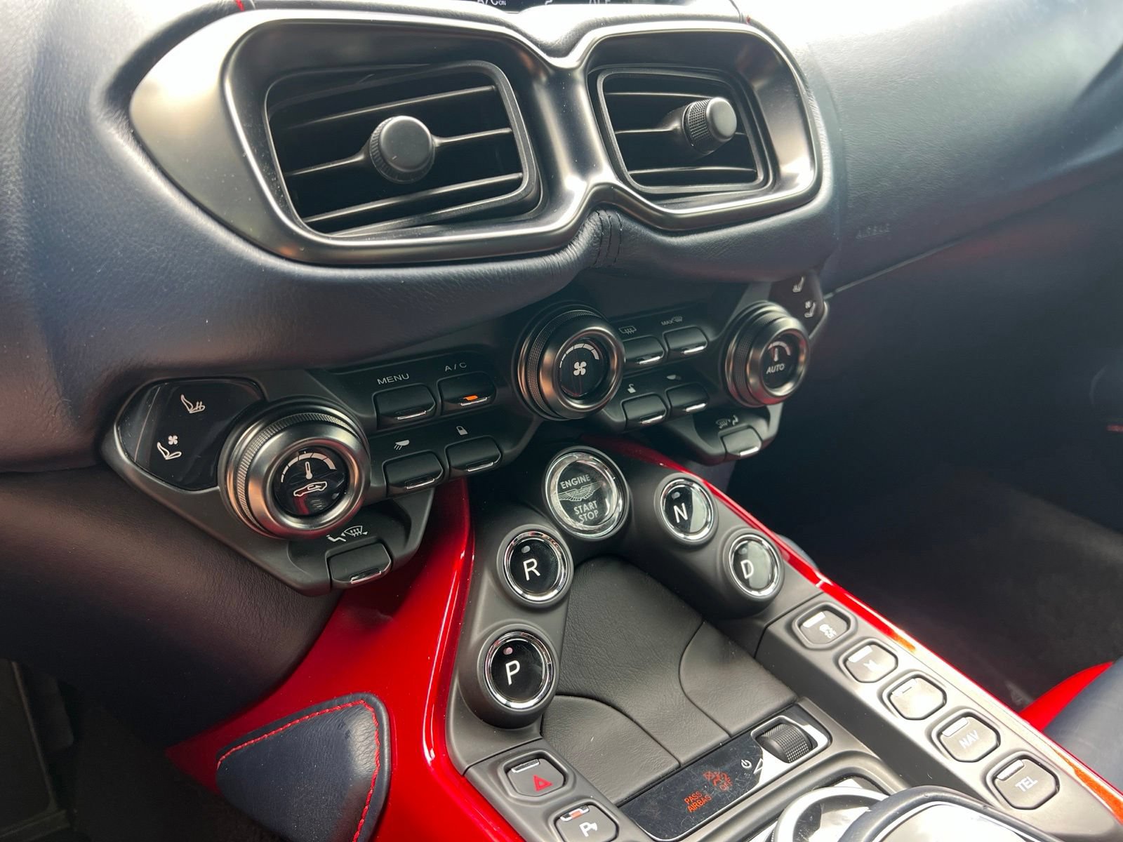 Used 2020 Aston Martin V8 Vantage Coupe RWD image 18