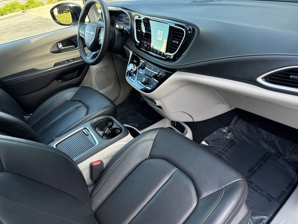Used 2024 Chrysler Pacifica Select image 16