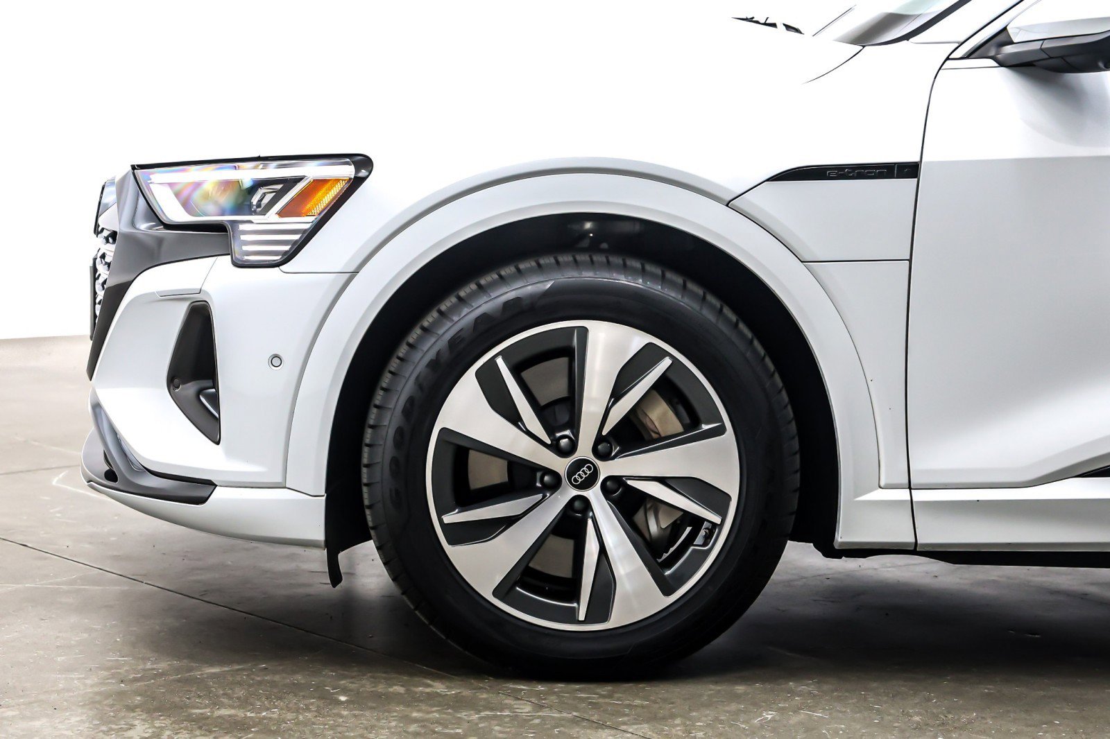 Used 2024 Audi Q8 e-tron Premium Plus w/ Premium Plus Package image 11