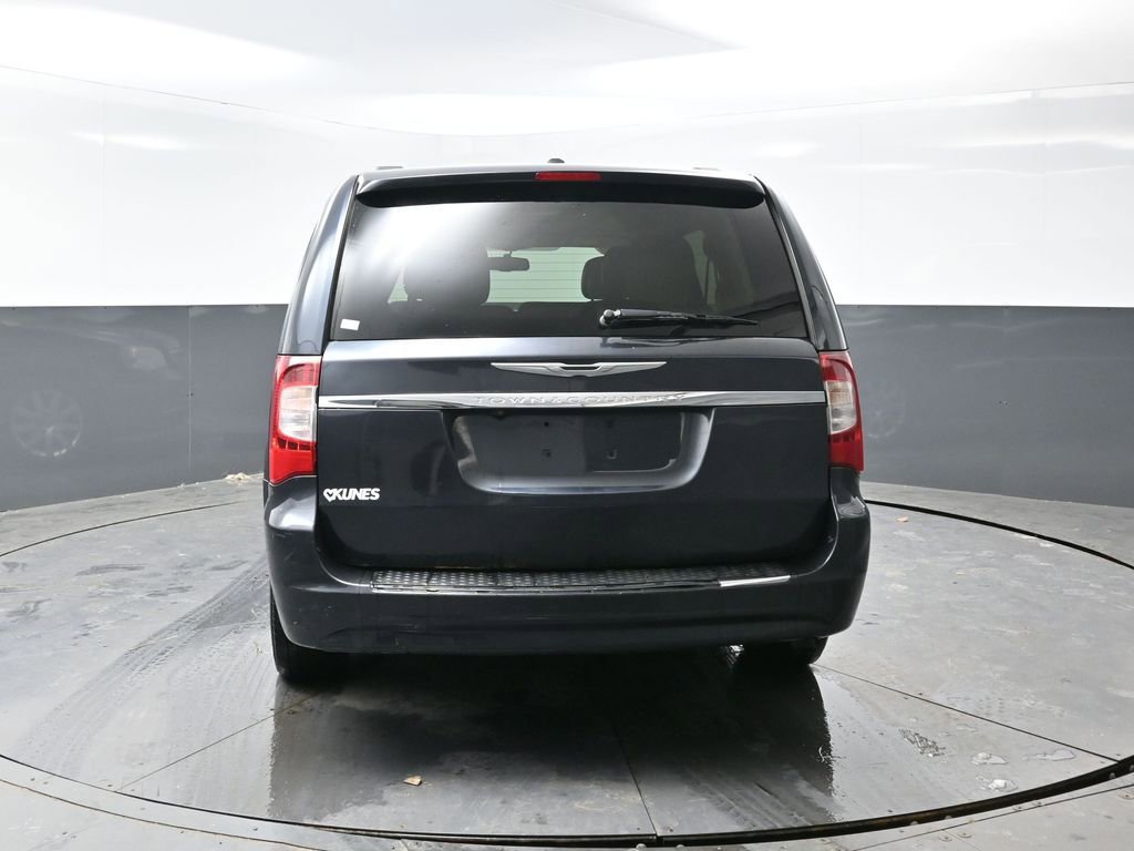 Used 2013 Chrysler Town & Country Touring image 12