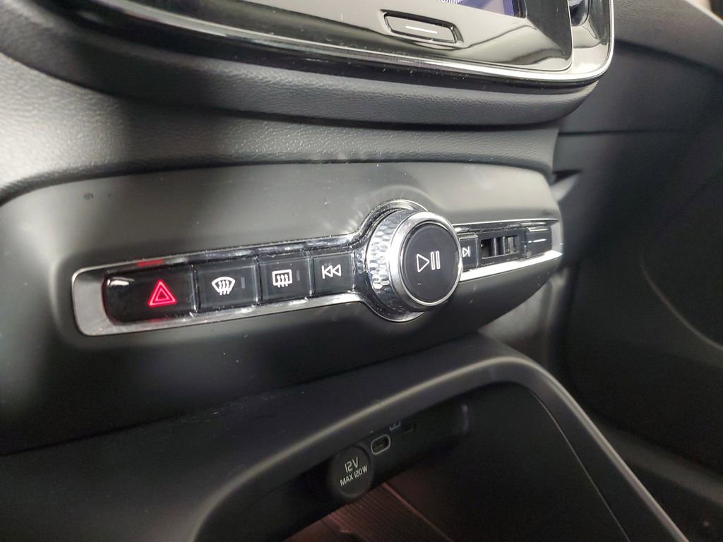 Certified 2025 Volvo XC40 B5 Core image 32