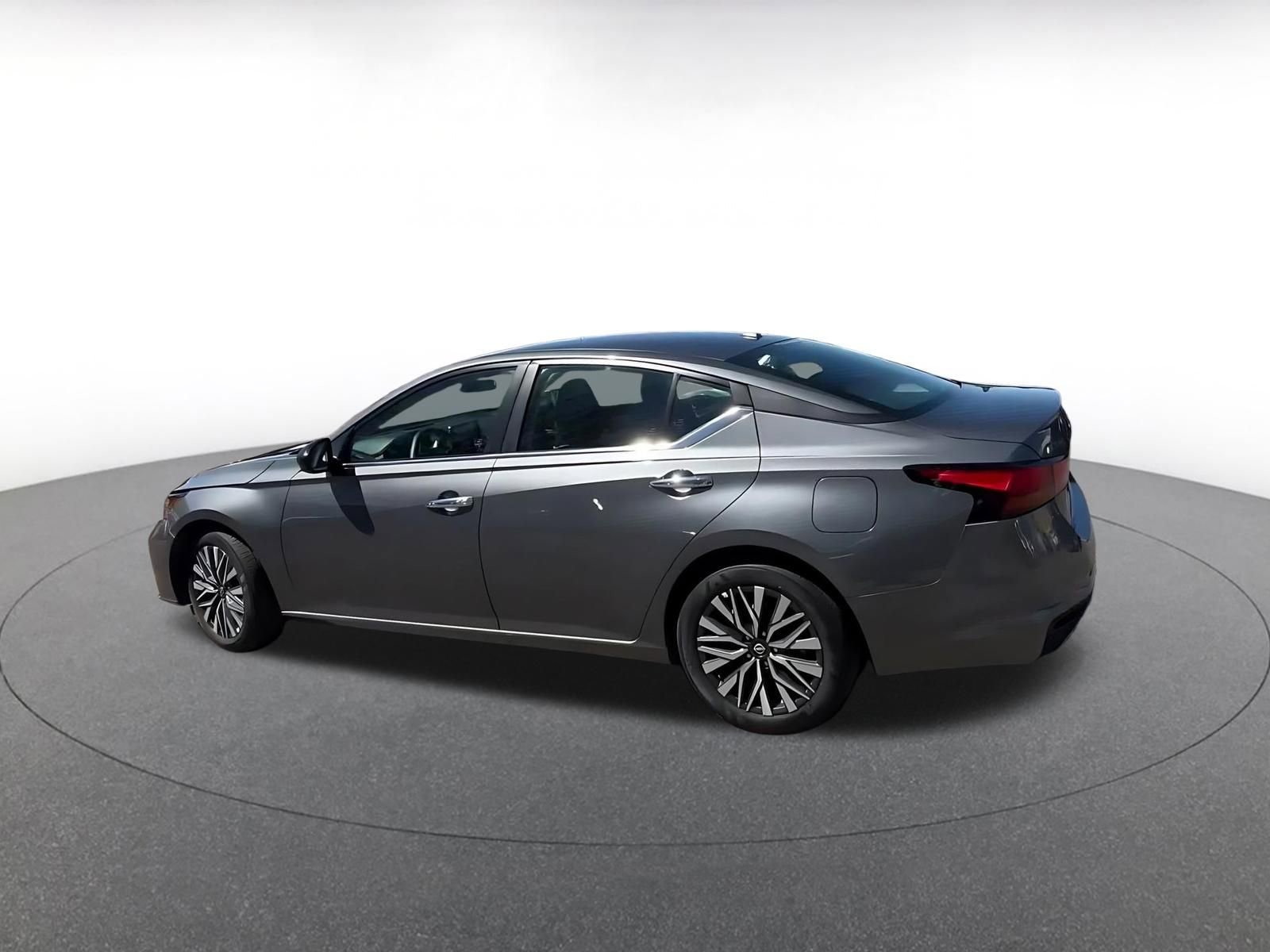 Used 2025 Nissan Altima 2.5 SV image 10