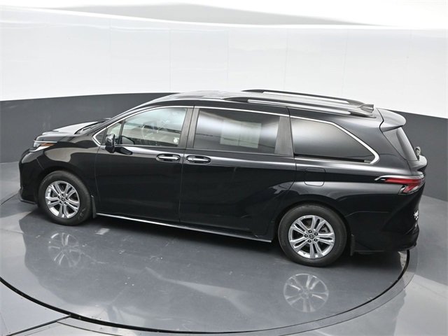 Used 2022 Toyota Sienna XSE image 43
