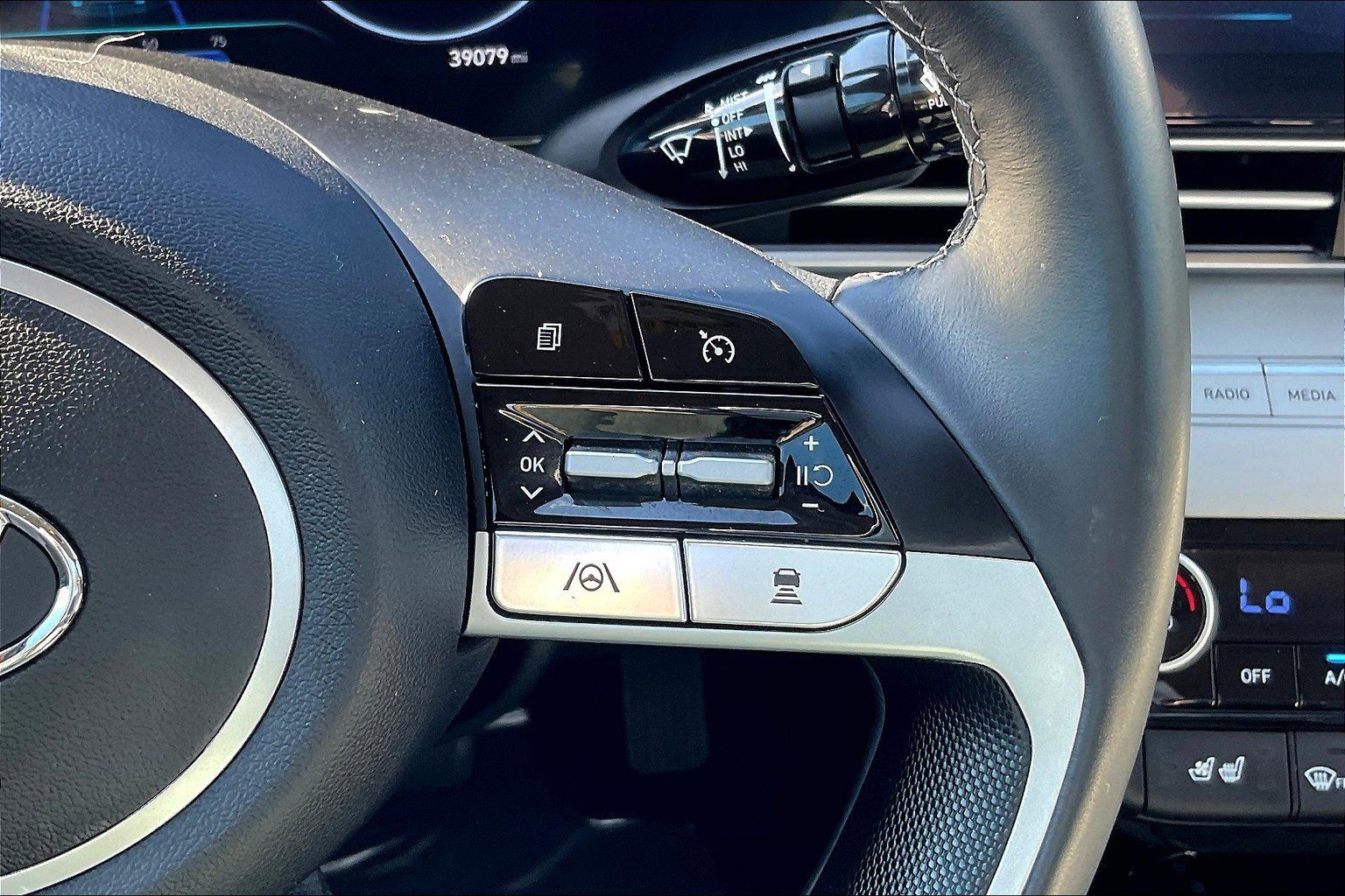 Used 2023 Hyundai Elantra Limited w/ Cargo Package image 23