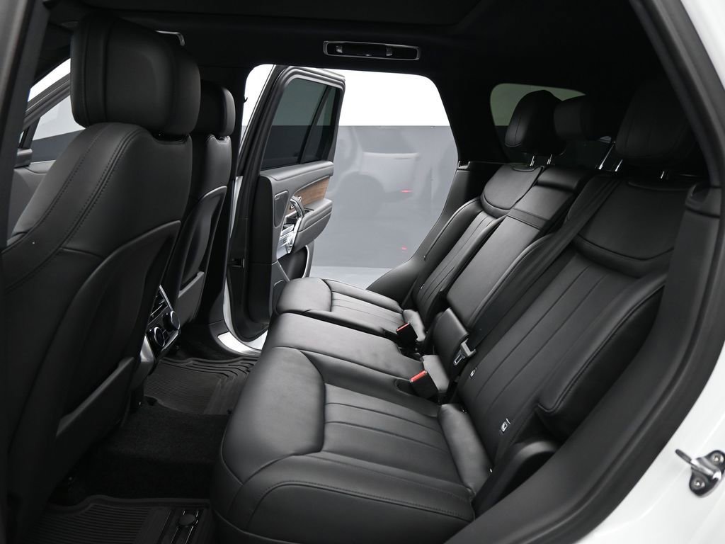 Used 2025 Land Rover Range Rover SE image 16