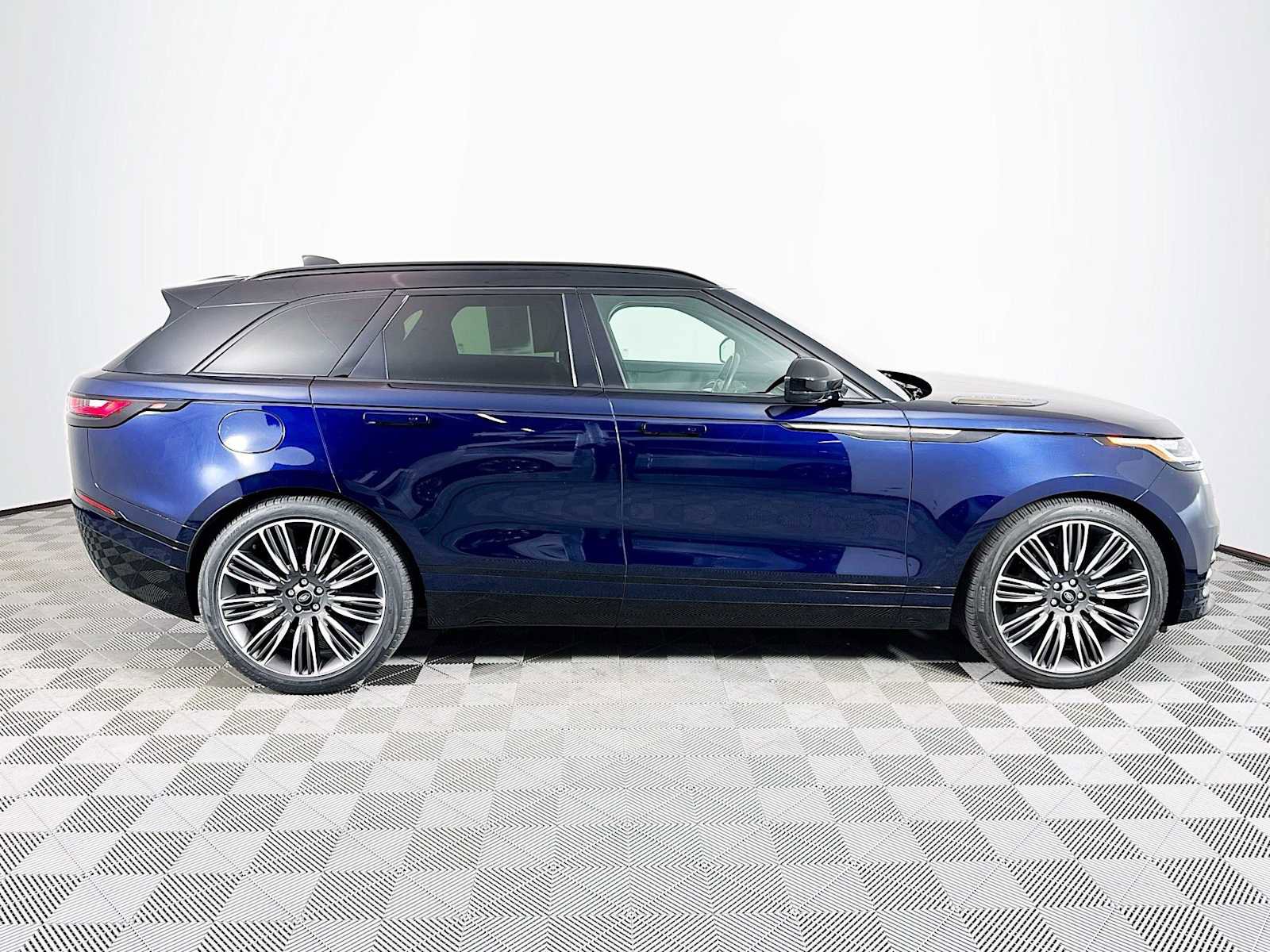 Used 2023 Land Rover Range Rover Velar R-Dynamic S image 4