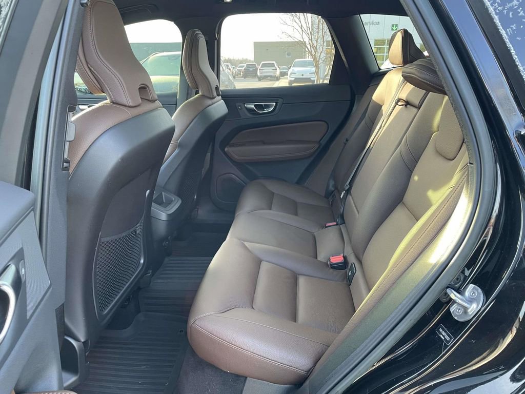 Used 2023 Volvo XC60 B5 Plus w/ Climate Package image 3