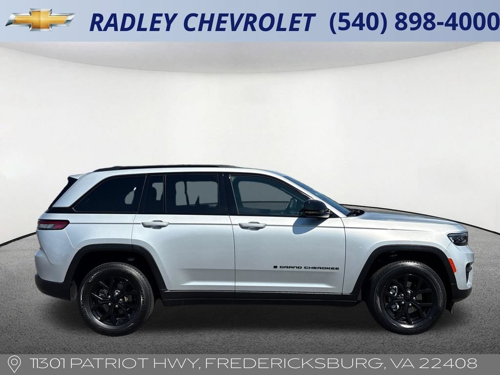 Used 2024 Jeep Grand Cherokee Altitude AWD/4WD image 21
