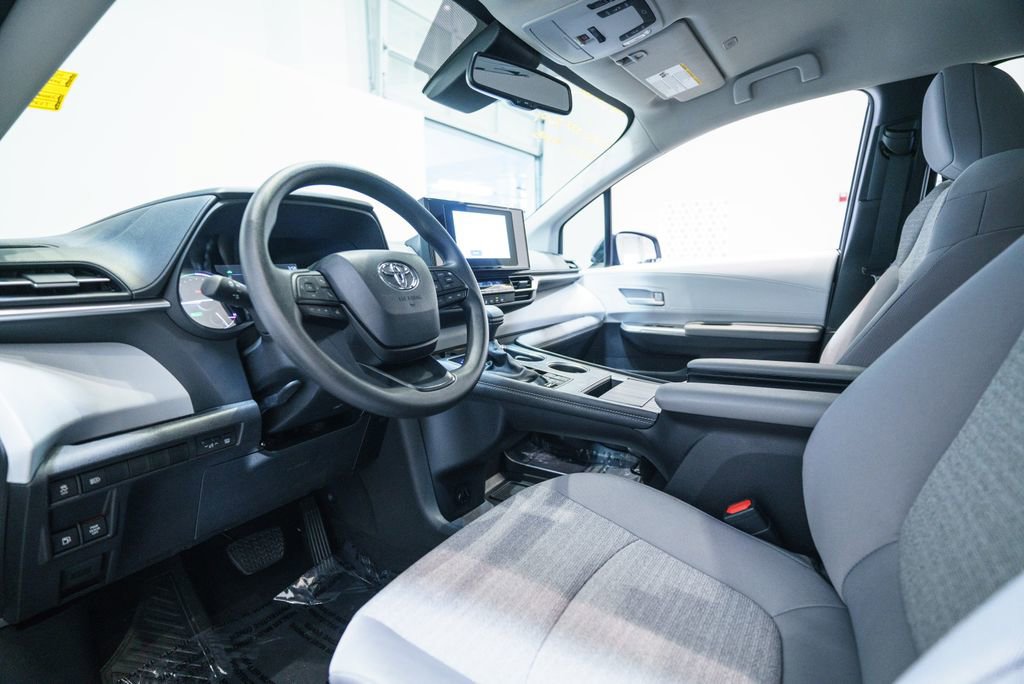 Certified 2026 Toyota Sienna LE FWD image 4