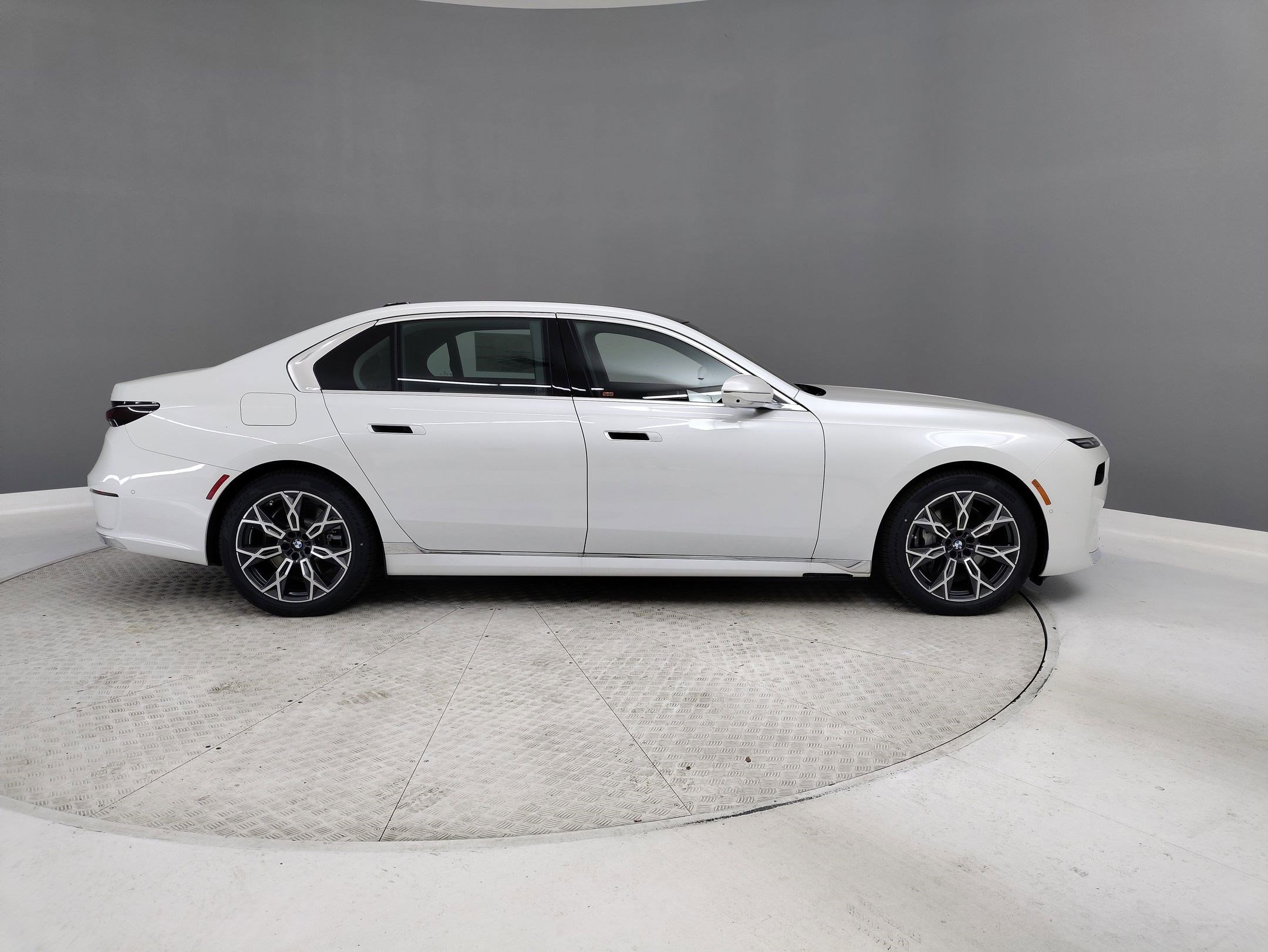 Used 2025 BMW i7 xDrive60 image 5