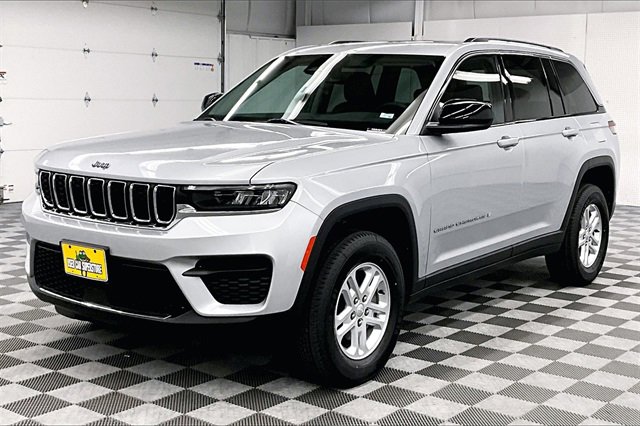 Used 2023 Jeep Grand Cherokee Laredo image 10