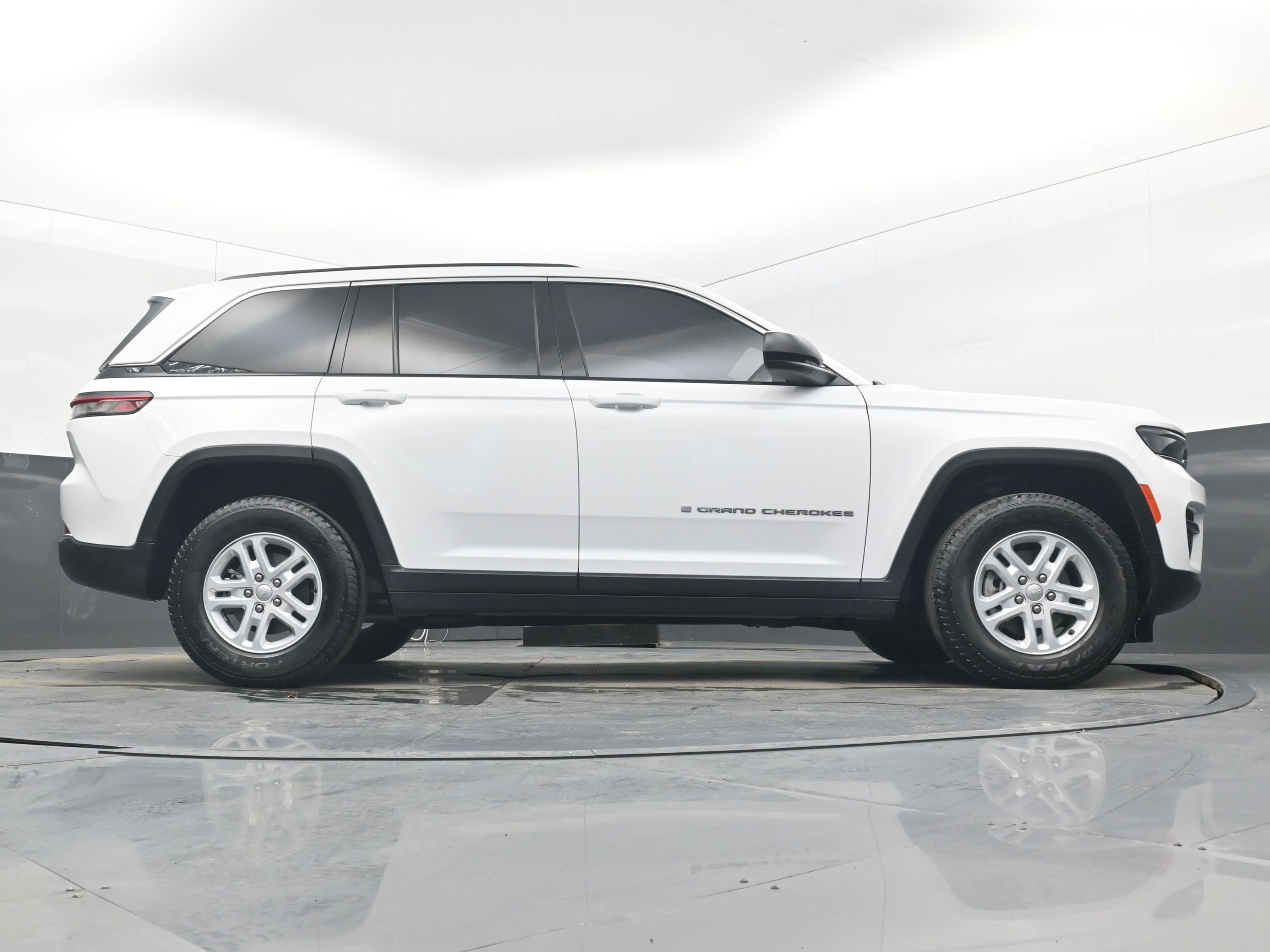 Used 2023 Jeep Grand Cherokee Laredo AWD/4WD image 29