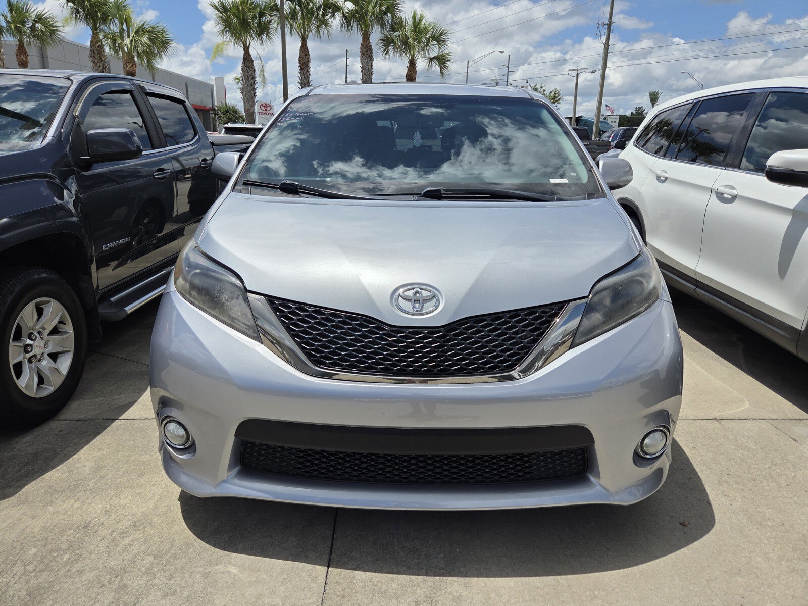 Used 2015 Toyota Sienna SE Premium FWD image 2