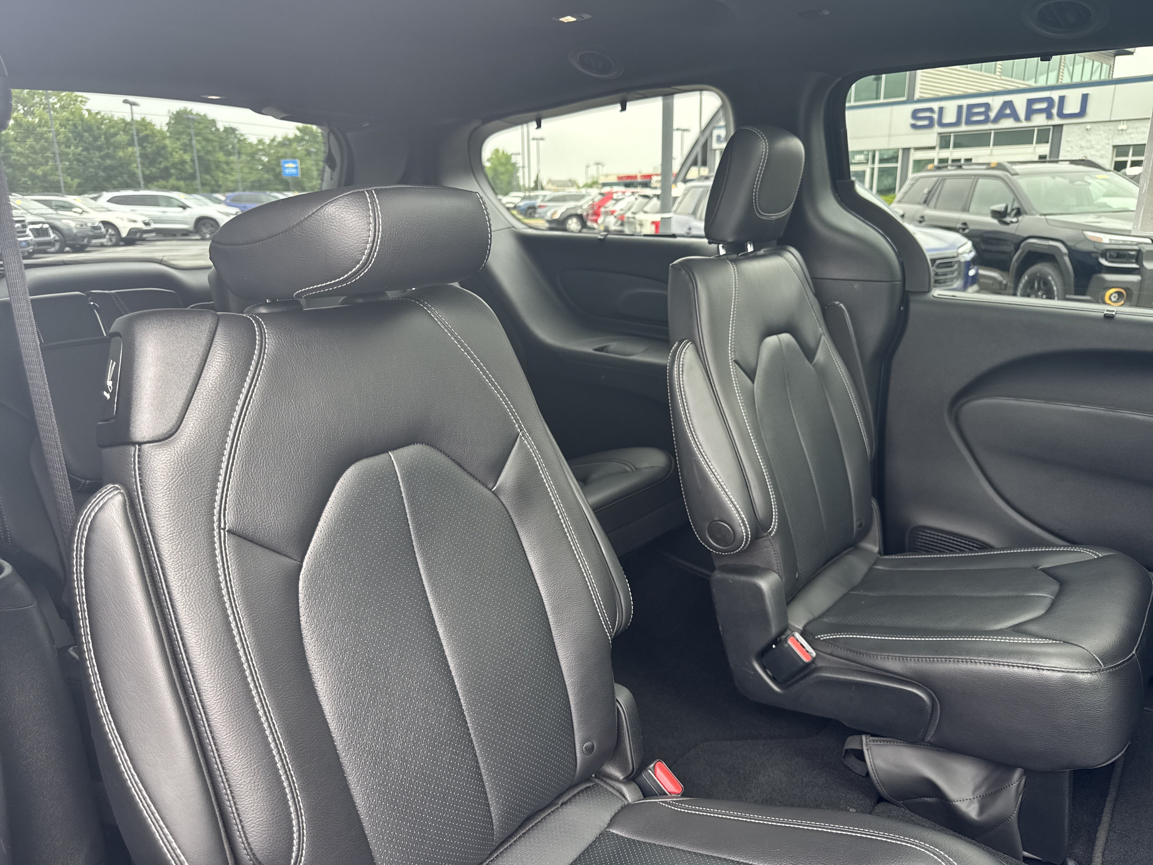 Used 2022 Chrysler Pacifica Touring-L w/ S Appearance Package AWD/4WD image 9