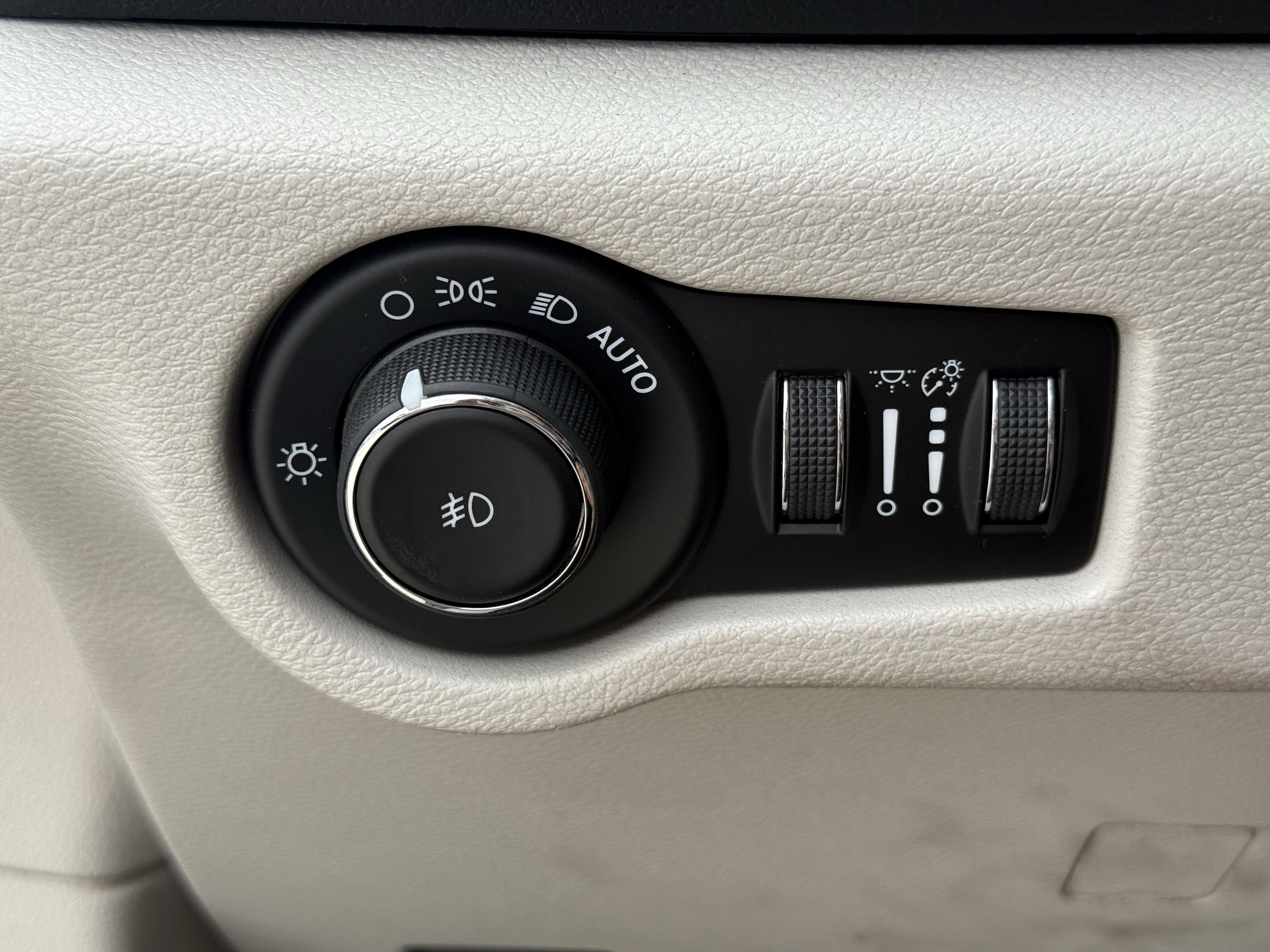 Used 2017 Chrysler Pacifica Touring-L w/ Tire & Wheel Group image 27