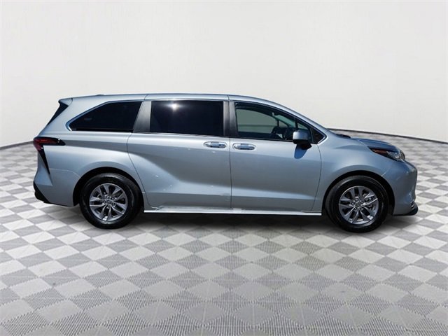 Used 2022 Toyota Sienna XLE image 8