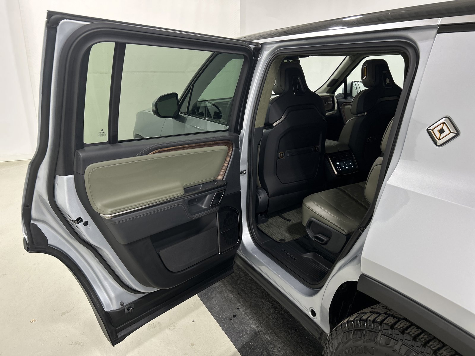 Used 2022 Rivian R1S Launch Edition AWD/4WD image 17