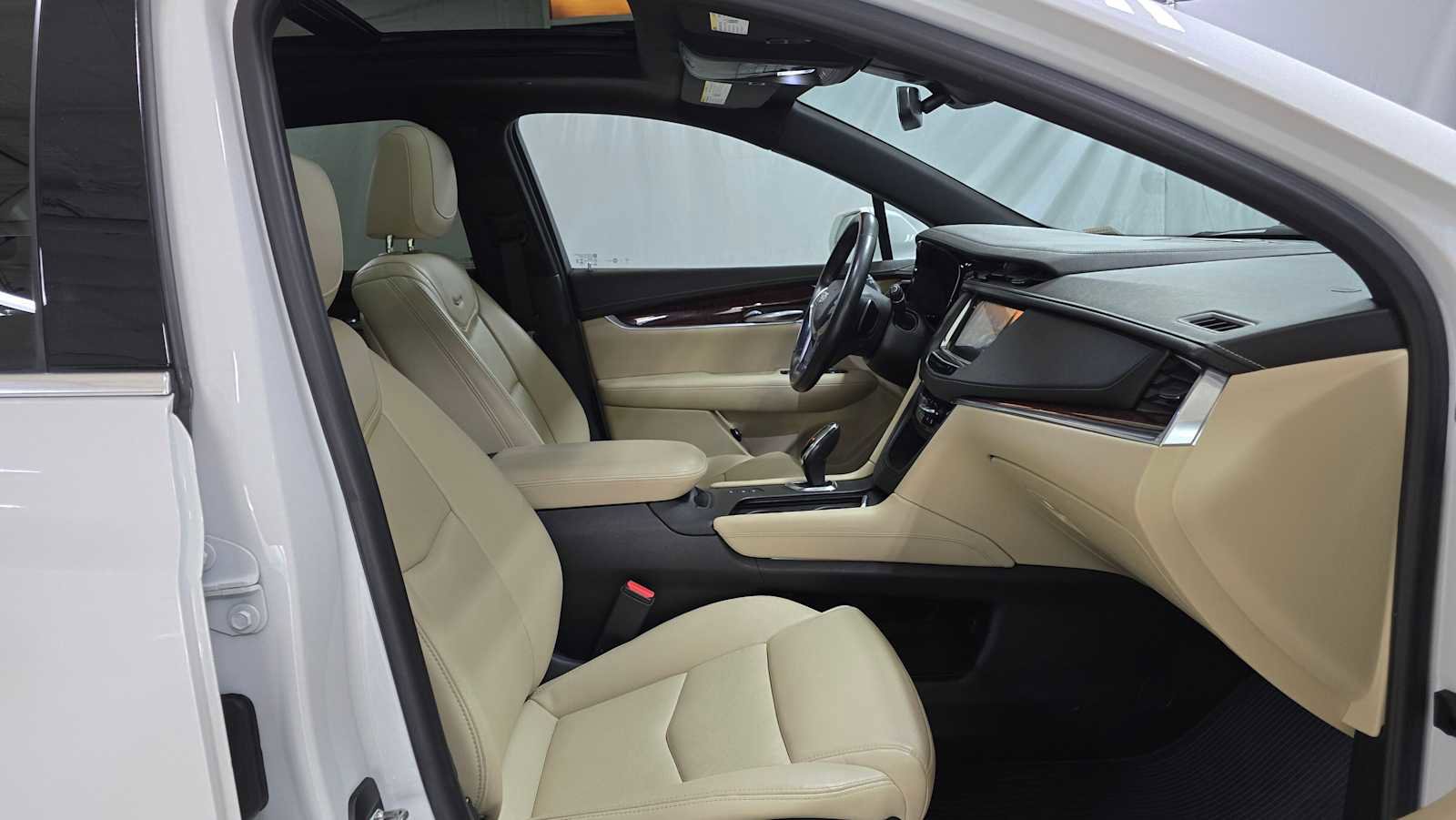 Used 2018 Cadillac XT5 Luxury w/ Driver Awareness Package image 10