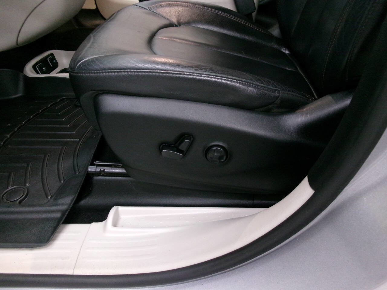 Used 2017 Chrysler Pacifica Touring-L image 18