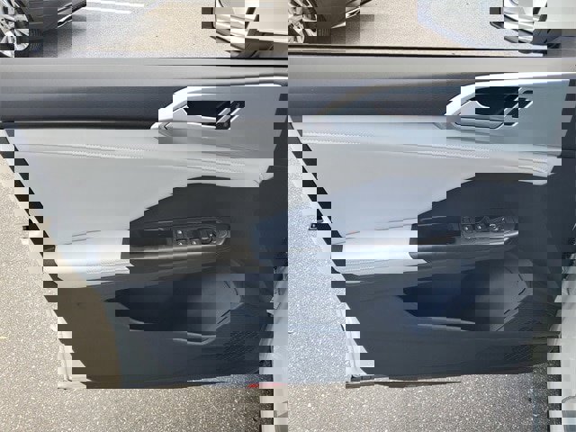 Certified 2025 Volkswagen Taos SE w/ Panoramic Sunroof Package image 14