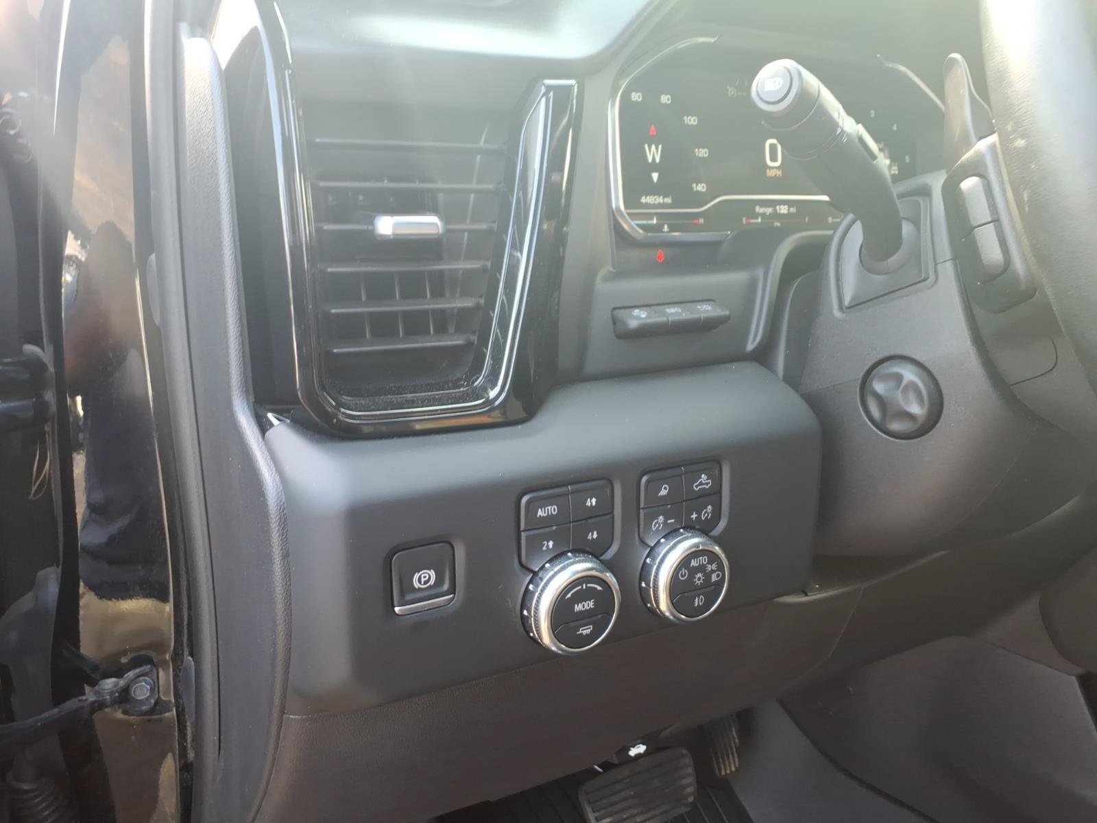 Used 2024 GMC Sierra 1500 AT4 w/ Technology Package AWD/4WD image 9
