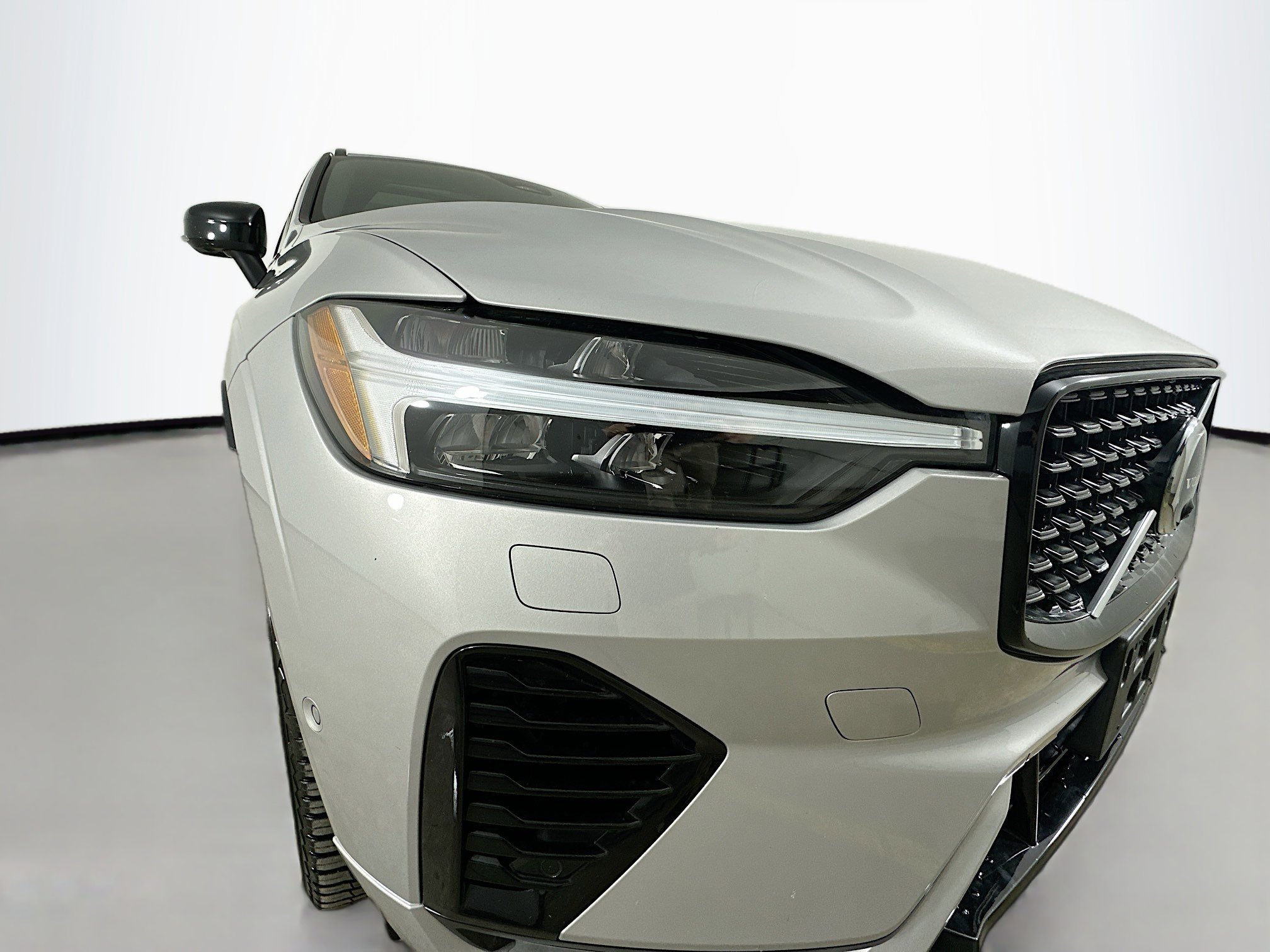 Used 2022 Volvo XC60 T8 R-Design w/ Advanced Package image 5