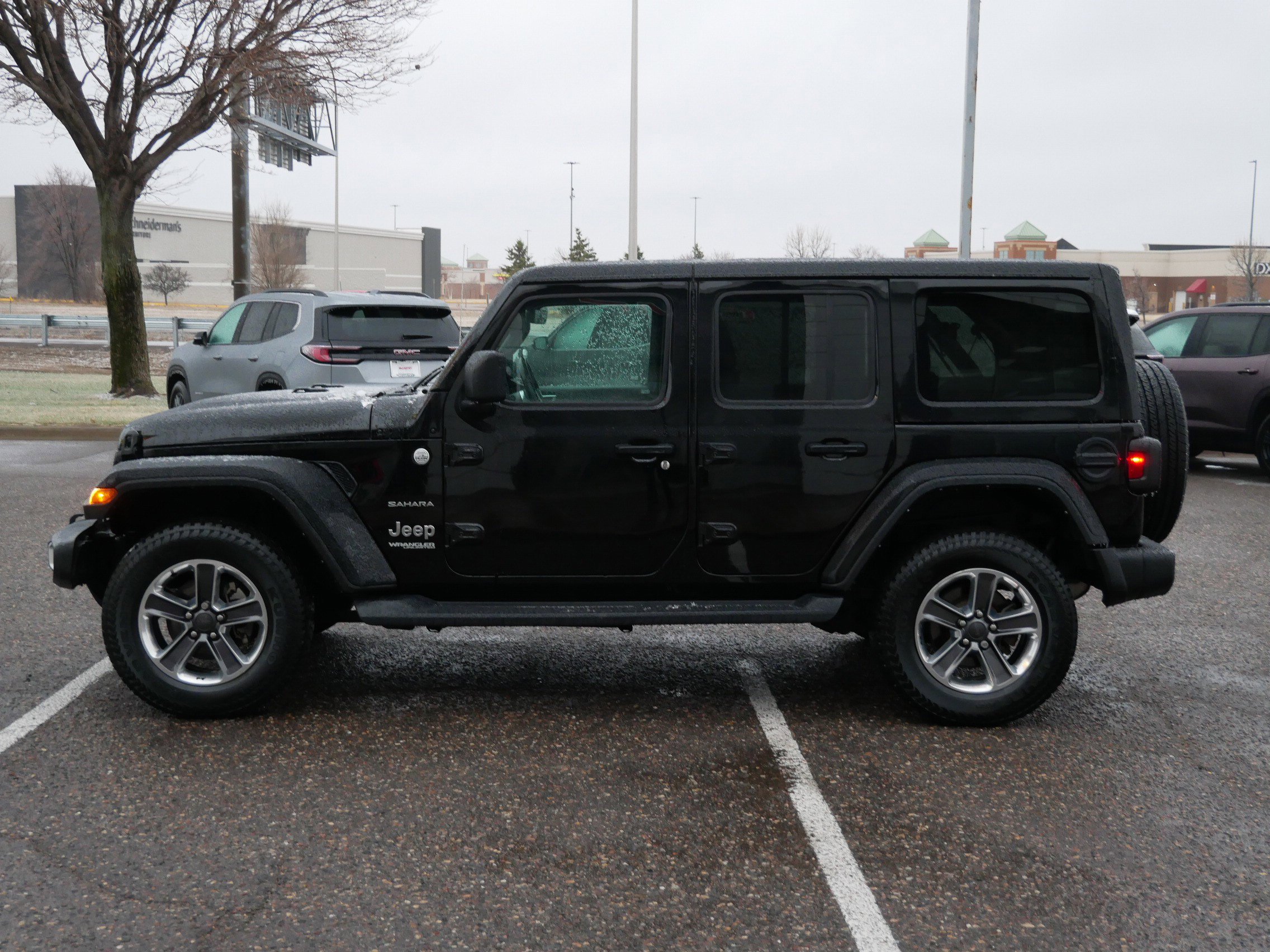 Used 2021 Jeep Wrangler Unlimited Sahara w/ Uconnect 4C Nav & Sound Group AWD/4WD image 6