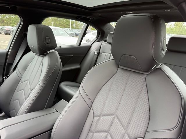 Used 2025 BMW i5 xDrive40 w/ Executive Package image 22