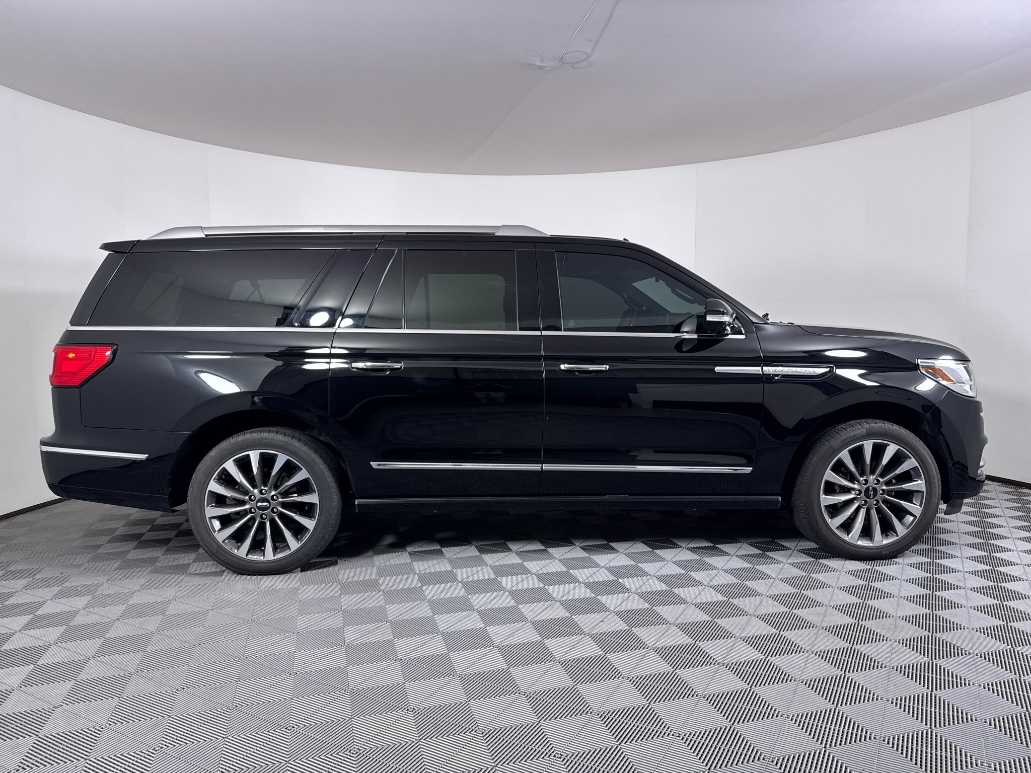 Used 2018 Lincoln Navigator L Select AWD/4WD image 14