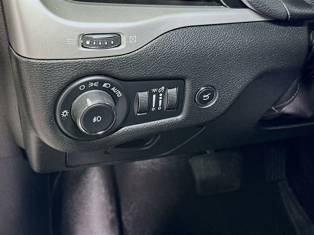 Used 2017 Jeep Cherokee Trailhawk w/ Comfort/Convenience Group AWD/4WD image 10
