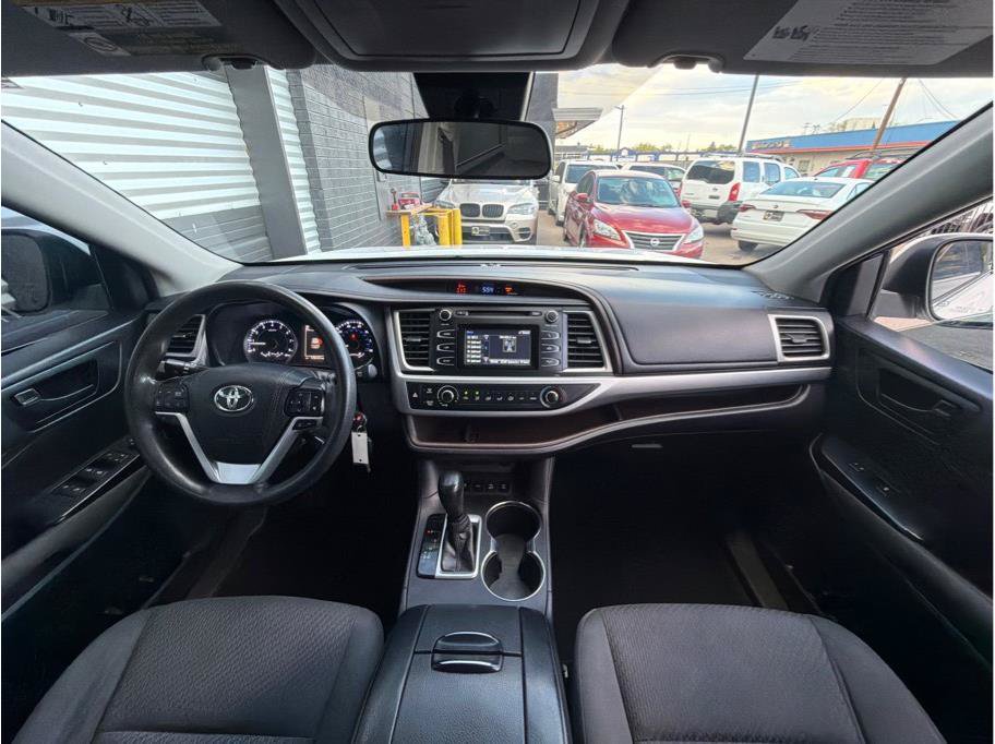 Used 2018 Toyota Highlander LE w/ Carpet Mat Package (TMS) AWD/4WD image 13