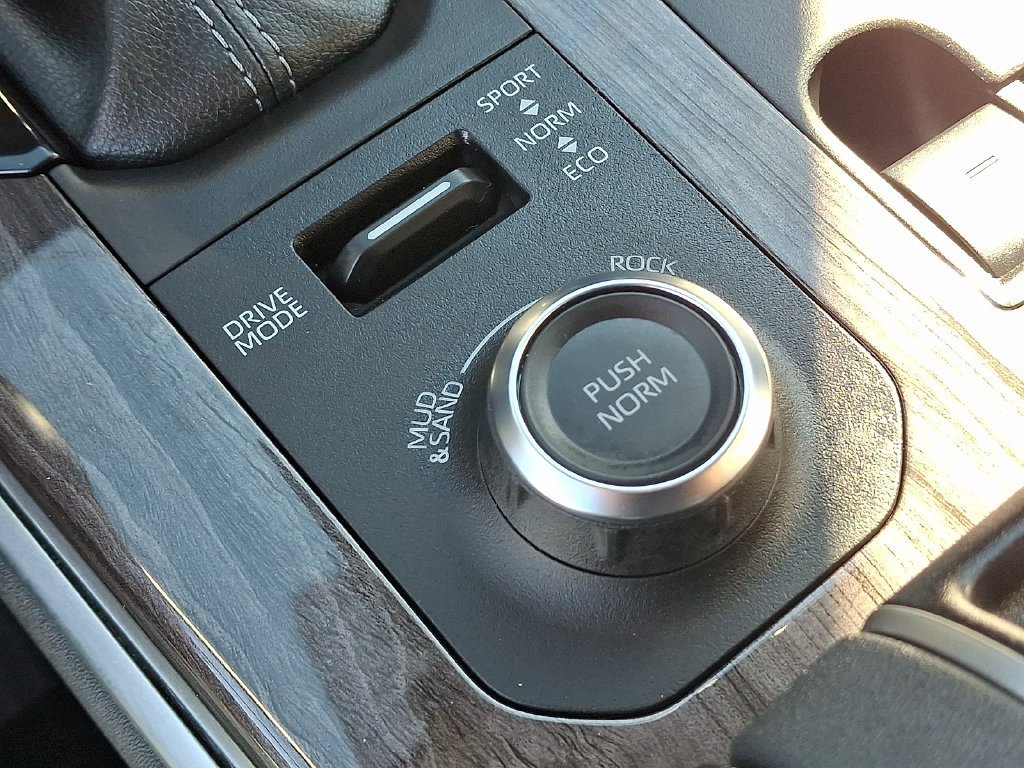 Used 2024 Toyota Highlander Limited AWD/4WD image 25