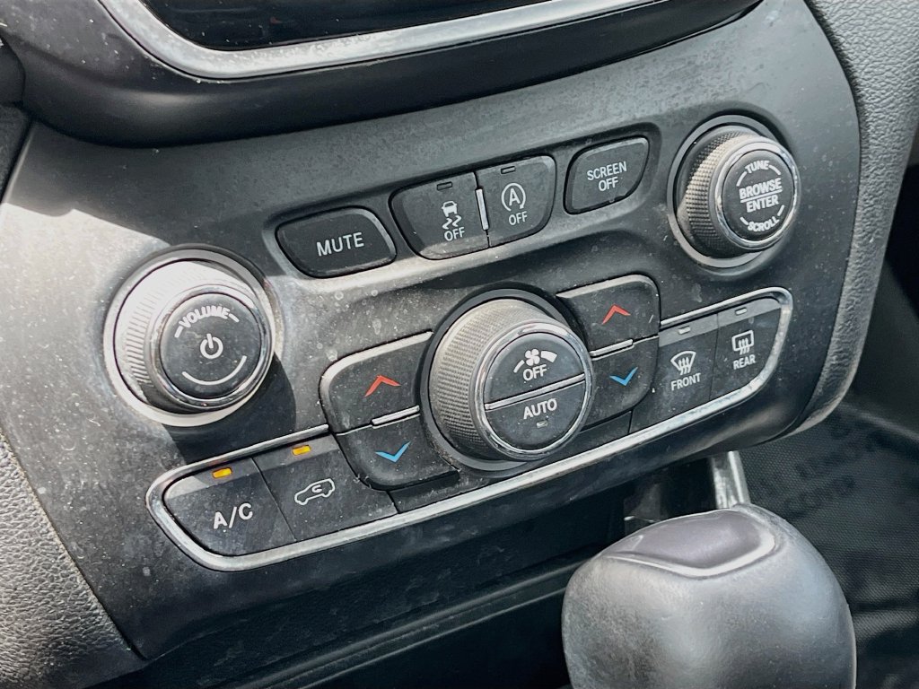 Used 2019 Jeep Cherokee Limited w/ Technology Group FWD image 16