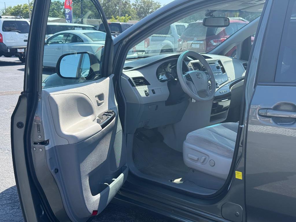 Used 2014 Toyota Sienna LE image 11