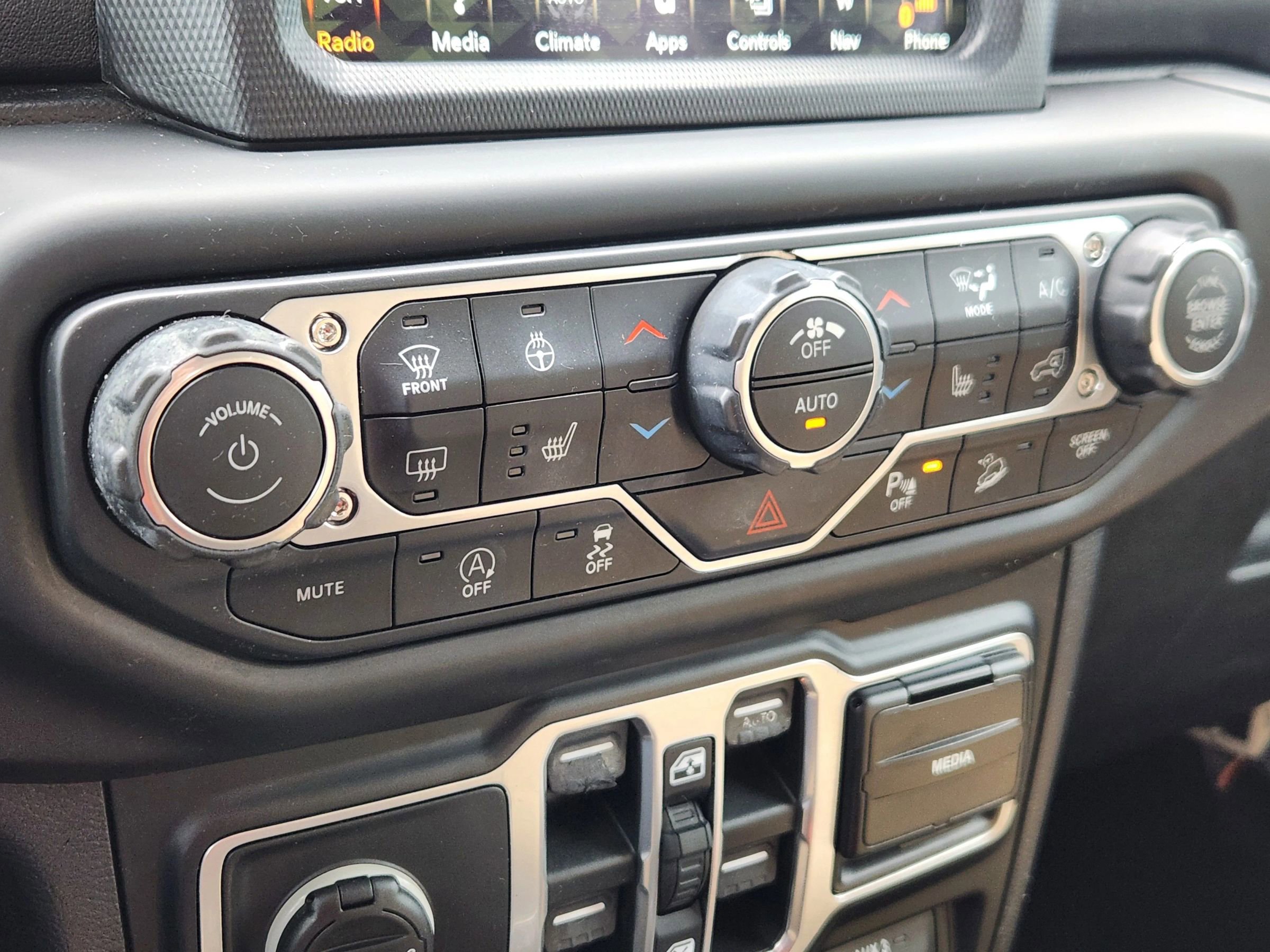 Used 2018 Jeep Wrangler Unlimited Sahara w/ Dual Top Group AWD/4WD image 36