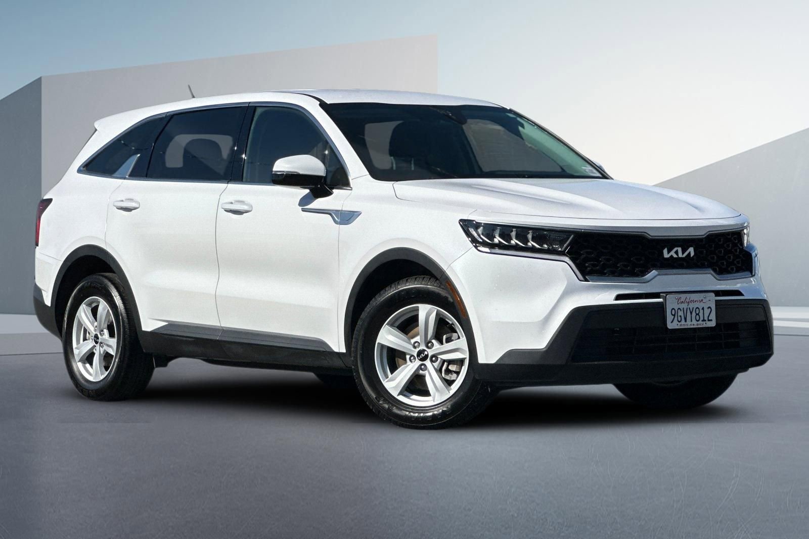 Used 2023 Kia Sorento LX image 2