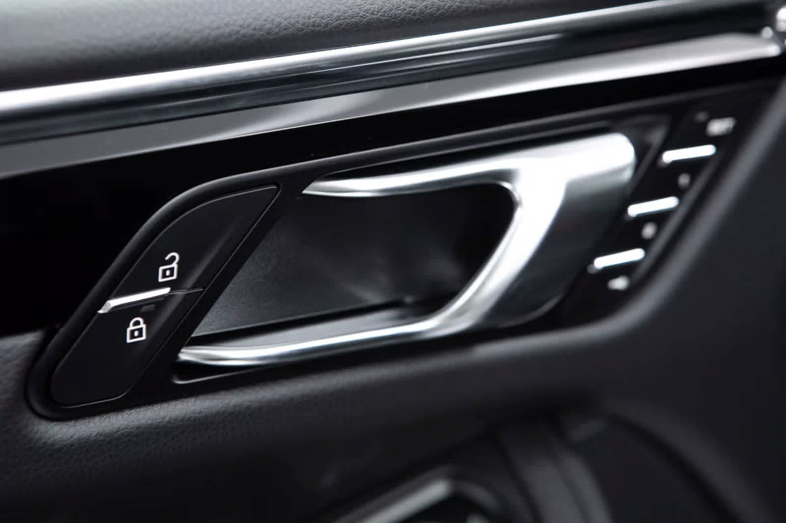 Certified 2026 Porsche Macan AWD/4WD image 25