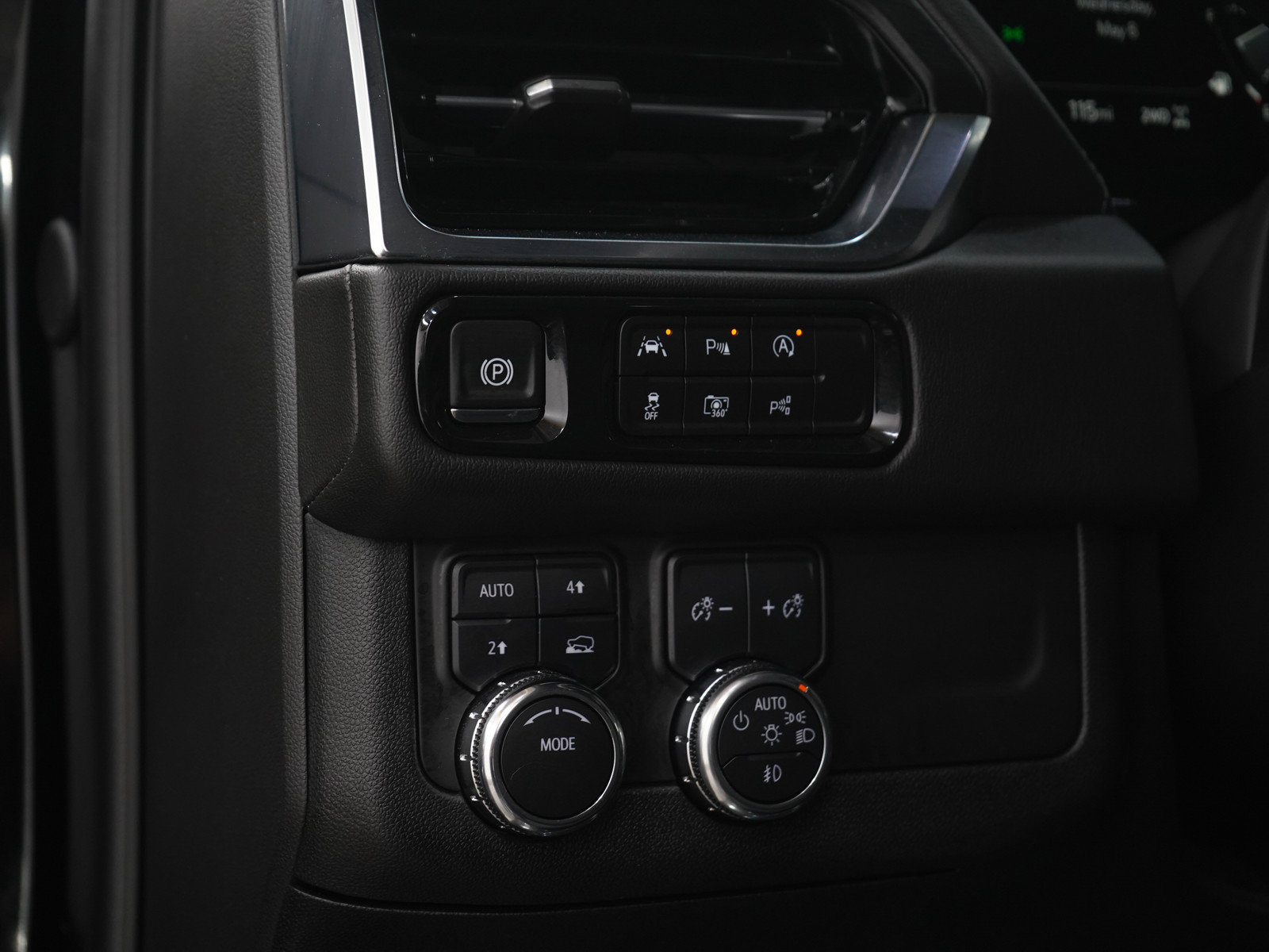 Used 2025 GMC Yukon XL Denali AWD/4WD image 25