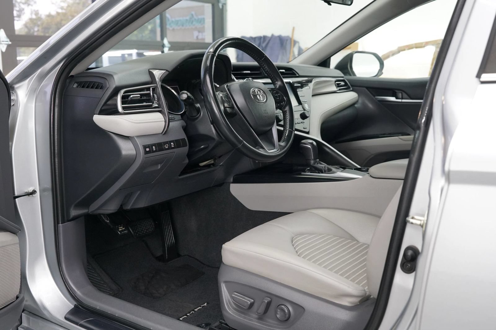 Used 2020 Toyota Camry SE FWD image 19