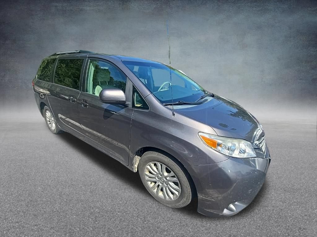 Used 2014 Toyota Sienna XLE FWD image 2