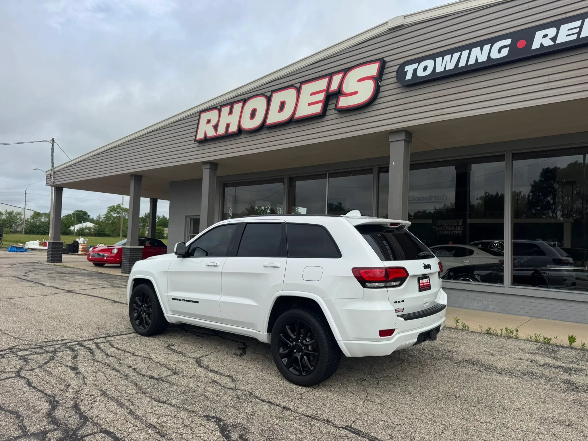Used 2021 Jeep Grand Cherokee Laredo X AWD/4WD image 3